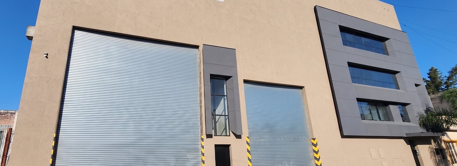 Frente de la planta de Industrias DROT en El Palomar