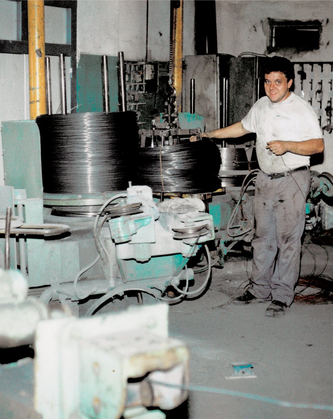 Operario junto a una máquina trefiladora